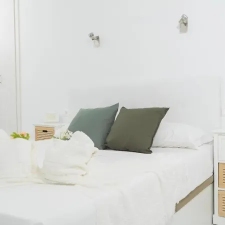 Beautiful Coastal 3-bedroom - 1 Minute Away From Apartment *
