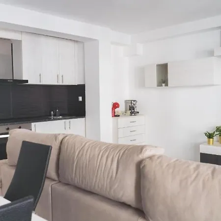 Beautiful Coastal 3-bedroom - 1 Minute Away From Apartment